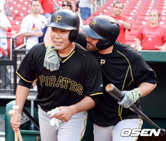 피츠버그 시절 강정호와 프란시스코 서벨리. /OSEN DB