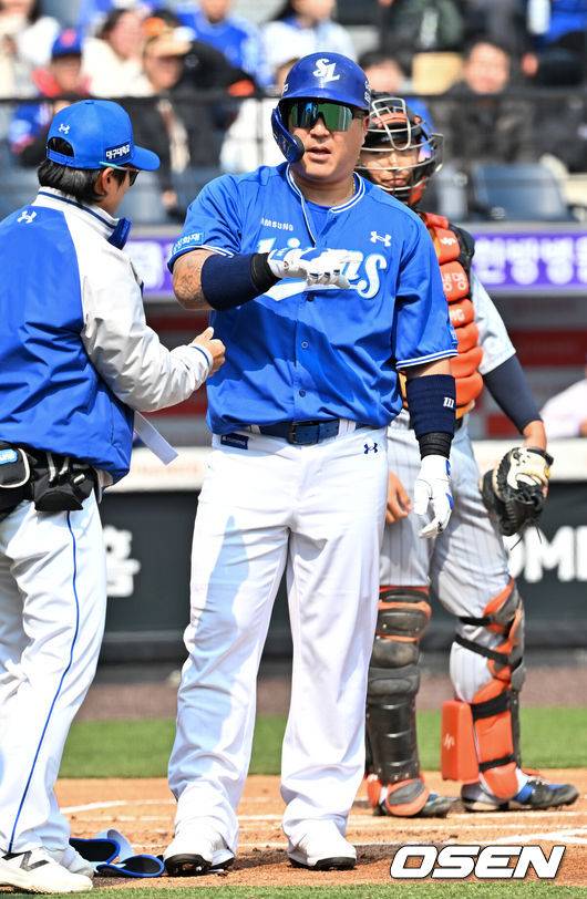 [OSEN=대전, 민경훈 기자] 12일 대전 한화생명볼파크에서 2026 신한 SOL KBO리그 시범경기 한화 이글스와 삼성 라이온즈의 경기가 열렸다.시범경기는&nbsp;오늘(12일)부터&nbsp;오는 24일까지 진행되며, 각 팀이 12경기씩 치러 총 60경기가 펼쳐진다.1회초 무사 주자 1,2루 삼성 최형우가 타석에서 한화 선발 왕옌청이 던진 볼에 맞고 어필하고 있다. 2026.03.12 /rumi@osen.co.kr