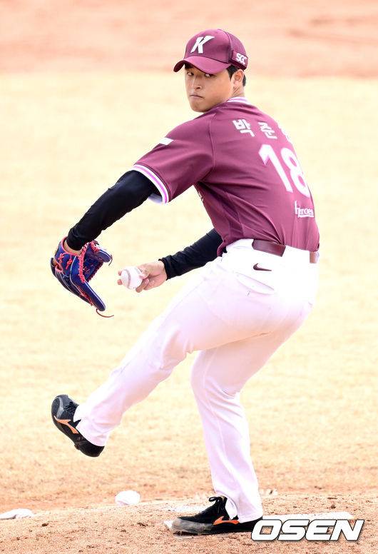 [OSEN=이천, 최규한 기자] 12일 경기도 이천 두산베어스파크에서 ‘2026 신한 SOL KBO리그’ 시범경기 두산 베어스와 키움 히어로즈의 경기가 열렸다.시범경기는&nbsp;오늘(12일)부터&nbsp;오는 24일까지 진행되며, 각 팀이 12경기씩 치러 총 60경기가 펼쳐질 예정이다.4회말 마운드에 오른 키움 박준현이 힘차게 공을 뿌리고 있다. 2026.03.12 / dreamer@osen.co.kr