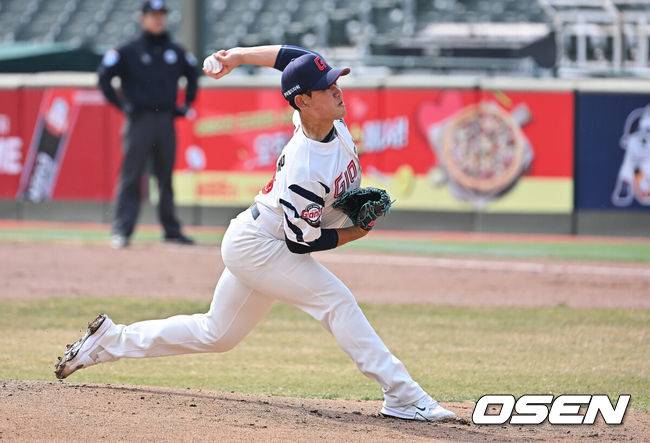 [OSEN=부산, 이석우 기자] 12일 부산 사직야구장에서 2026 신한 SOL KBO 리그 롯데 자이언츠와 KT 위즈의 시범경기가 열렸다. 이날 부산 사직과 이천, 대전, 광주, 마산 5개구장에서 막을 올렸다.롯데 자이언츠 선발 투수 김진욱이 역투하고 있다. 2026.03.12 / foto0307@osen.co.kr