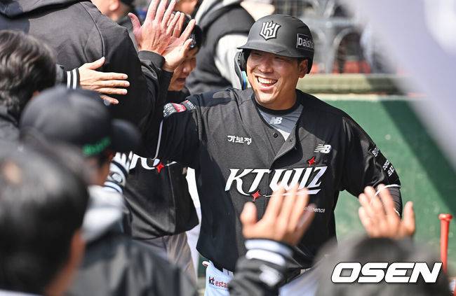 [OSEN=부산, 이석우 기자] 12일 부산 사직야구장에서 2026 신한 SOL KBO 리그 롯데 자이언츠와 KT 위즈의 시범경기가 열렸다. 이날 부산 사직과 이천, 대전, 광주, 마산 5개구장에서 막을 올렸다.KT 위즈 김현수가 1회초 1회초 1사 2루 힐리어드의 우익수 오른쪽 1타점 2루타때 득점을 올리고 기뻐하고 있다. 2026.03.12 / foto0307@osen.co.kr