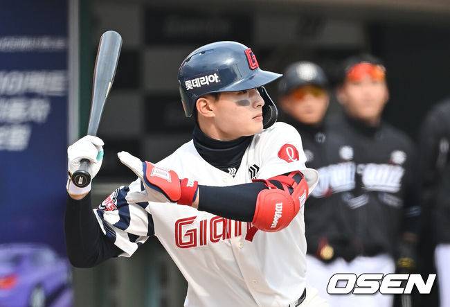 [OSEN=부산, 이석우 기자] 12일 부산 사직야구장에서 2026 신한 SOL KBO 리그 롯데 자이언츠와 KT 위즈의 시범경기가 열렸다. 이날 부산 사직과 이천, 대전, 광주, 마산 5개구장에서 막을 올렸다.롯데 자이언츠 윤동희가 5회말 2사 만루 2타점 우익수 앞 안타를 치고 있다. 2026.03.12 / foto0307@osen.co.kr