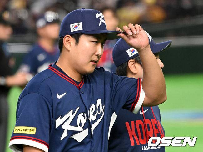 [OSEN=도쿄(일본), 손용호 기자] 9일 일본 도쿄돔에서 월드베이스볼클래식(WBC) 조별리그 C조 한국과 호주의 경기가&nbsp;열렸다.C조는 일본이 3승으로 조 1위를 확정, 8강에 진출했다. 호주가 2승 1패, 대만이 2승 2패, 한국이 1승 2패, 체코는 3패다.한국 WBC 대표팀이 8강에 진출하려면 호주에 2점 이하로 실점하면서 5점 차 이상으로 승리해야만 한다.2회말 수비에 앞서 한국 선발투수 손주영이 교체되고 있다. 2026.03.09&nbsp;/spjj@osen.co.kr