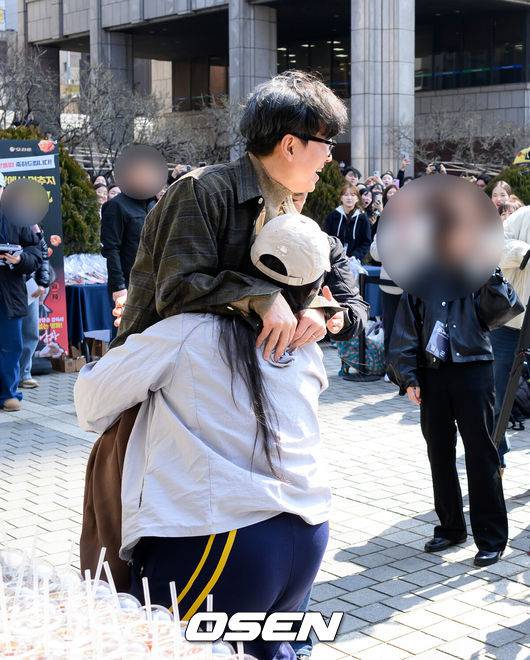 [OSEN=이대선 기자] 장항준 감독이 12일 오후 서울 중구 프레스센터 앞 광장에서 영화 '왕과 사는 남자' 흥행 감사 커피차 이벤트를 열었다.'왕과 사는 남자'는 개봉 36일째인 어제(11일) 관객수 1200만명을 넘어섰다. 이로써 '파묘'(1191만4869명)를 꺾고 역대 박스오피스 20위에 안착했다.장항준 감독이 커피차 이벤트를 진행하고 있다. 2026.03.12 /sunday@osen.co.kr