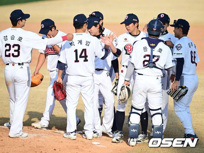 [OSEN=이천, 최규한 기자] 두산이 첫 시범경기부터 막강 화력을 뽐내며 김원형 신임 감독에게 첫 승을 안겼다.&nbsp;프로야구 두산 베어스는 12일 이천베어스파크에서 열린 키움 히어로즈와의 2026 KBO리그 시범경기 개막전에서 9-7로 승리했다.&nbsp;경기를 마치고 승리한 두산 선수들이 인사를 나누고 있다. 2026.03.12 / dreamer@osen.co.kr