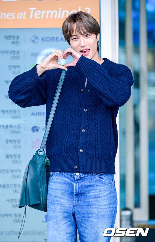 [OSEN=인천공항, 최규한 기자] 엑소(EXO) 카이가 6일 오전 해외 일정 참석을 위해 인천공항을 통해 프랑스 파리로 출국했다.엑소 카이는 파리에서 열리는 패션쇼에 참석할 예정이다.엑소 카이가 출국하며 팬들과 취재진을 향해 인사를 전하고 있다. 2026.03.06 / dreamer@osen.co.kr