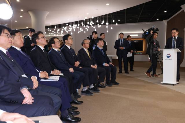 ▲김민석 국무총리가 5일 전북 군산 새만금개발청에서 신승규 현대차그룹 전략기획실 전무로부터 현대차그룹의 AI·로봇·에너지 거점 구축을 위한 9조원 규모 투자계획에 관해 설명을 듣고 있다. ⓒ연합뉴스