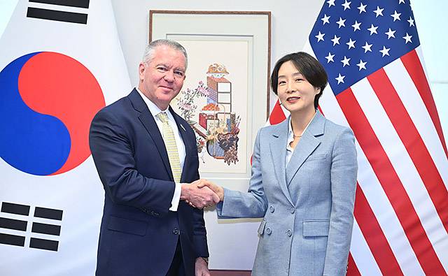 ▲ 정의혜(오른쪽) 외교부 차관보가 12일 오후 방한 중인 마이클 디솜브레 미 국무부 동아태 차관보와 악수하고 있다. 한미 차관보는 이날 오찬 및 면담을 가졌다. ⓒ외교부