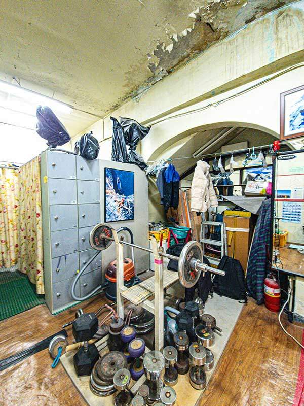 암장 한켠에는 근력 훈련을 위한 트레이닝 공간이 따로 있다.