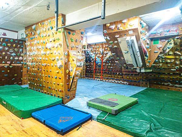 오래된 암장 특유의 느낌이 살아 있는 암장이다. 규모가 크지 않지만 난이도별로 깔끔하게 정리된 루트들이 다양하게 있어 훈련하기에 좋은 암장이다. 몸 쪽으로 기울어진 벽인 오버행 벽과 크랙등반 훈련을 위한 홀드들, 벽에서 벽으로 이동해 가며 만들어지는 다채로운 루트들로 다양한 동작을 연습하기 좋다.