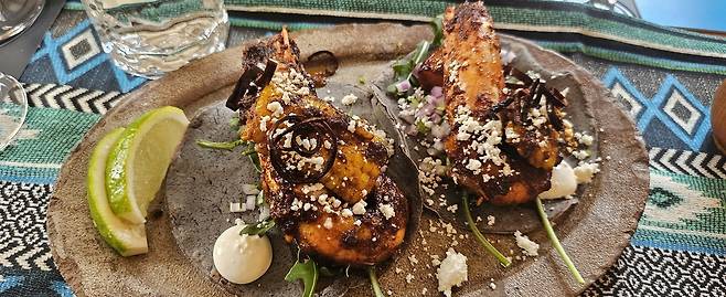 2024 오초 레포사도(Reposado)와 함께 서빙된 그릴에 구운 새우 타코. 박윤희 기자