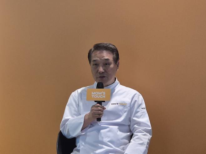 지난 3일 서울 중구 맘스터치 R&D 센터에서 열린 후덕죽 셰프와의 협업 신메뉴 시식회에서 후덕죽 셰프가 메뉴에 관해 설명하고 있다. 김동환 기자