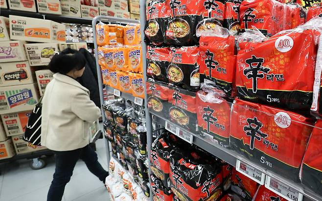 12일 서울의 한 대형마트에 진열된 라면의 모습. 뉴스1
