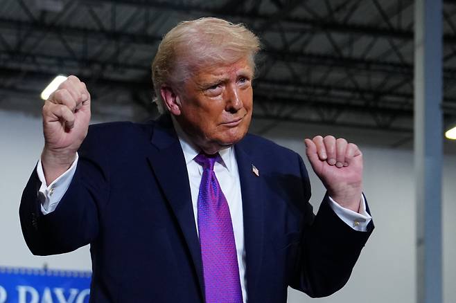 ‘승전’ 지속 강조 속내는… 도널드 트럼프 미국 대통령이 11일(현지시간) 미국 켄터키주 히브런에서 열린 한 물류기업의 행사에 참여해 춤을 추고 있다. 이란과의 전쟁이 한창인 와중에 트럼프 대통령은 군사작전에 반대하는 공화당 토머스 매시 하원의원의 지역구를 찾아 “우리가 이겼다”고 강조했다. 히브런=AP연합뉴스