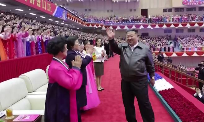 김정은 국무위원장이 8일 평양체육관에서 열린 3·8 국제부녀절(세계 여성의 날) 기념 공연 관람하기 전 인민에게 인사하고 있다. 조선중앙통신TV·뉴시스