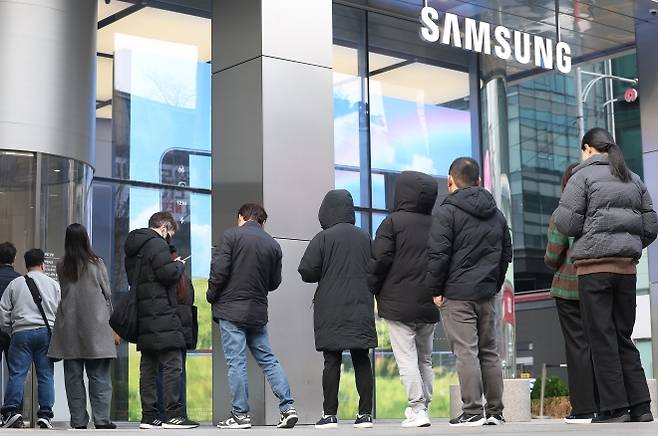 삼성·애플 폰의 전쟁 ‘오픈런’ - 삼성전자의 갤럭시 S26 시리즈가 출시된 11일 서울 강남구 ‘삼성강남’ 매장 앞에 소비자들이 개장 전부터 줄을 서는 ‘오픈런’을 하며 대기하고 있다. 연합뉴스