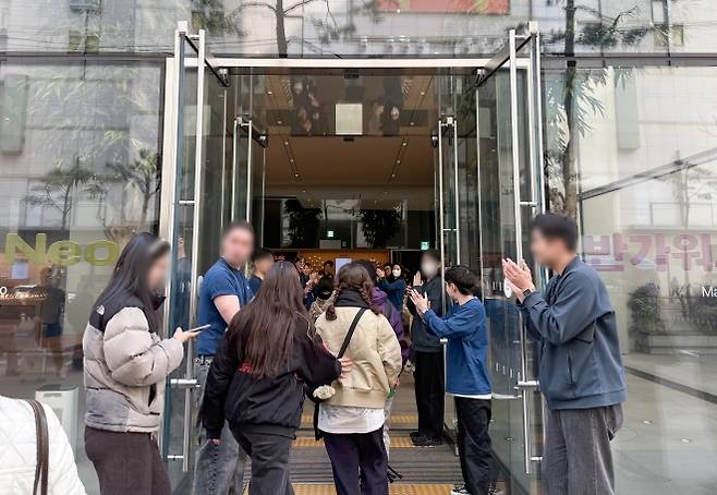 삼성·애플 폰의 전쟁 ‘오픈런’ - 11일 서울 중구 명동 애플스토어에서 개장 전부터 기다리던 고객들이 애플스토어 직원들의 환영을 받으며 입장하는 모습. 연합뉴스