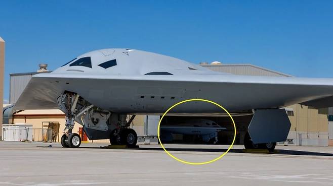 미국 에드워즈 공군기지에서 두 대의 B-21 레이더가 보인다. 미 공군 제공