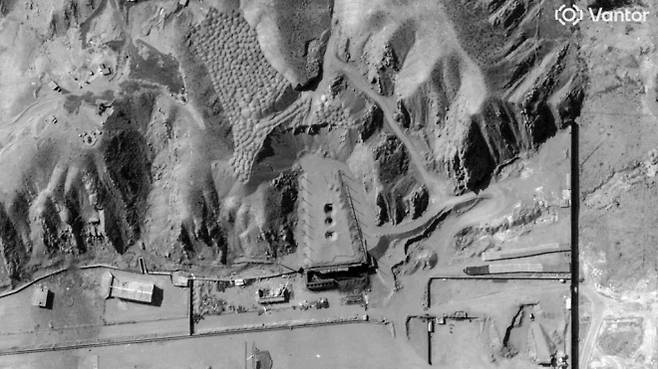 이란 파르친 군사단지의 핵 관련 의심 시설 ‘탈레간2’ 상부에 대형 충돌 흔적이 남은 모습. 11일(현지시간) 촬영된 위성사진으로 미군의 초대형 벙커버스터 MOP(GBU-57) 사용 가능성이 제기되고 있다. 반토르