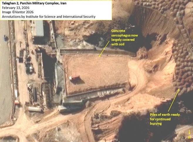 이란 파르친 군사단지 ‘탈레간2’ 시설 상부를 콘크리트 구조물로 덮은 뒤 토사를 추가로 쌓는 모습이 위성사진에서 확인된다. 이란은 공습에 대비해 시설을 지하 벙커 형태로 강화한 것으로 분석된다. 과학국제안보연구소(ISIS) 엑스(X·옛 트위터)