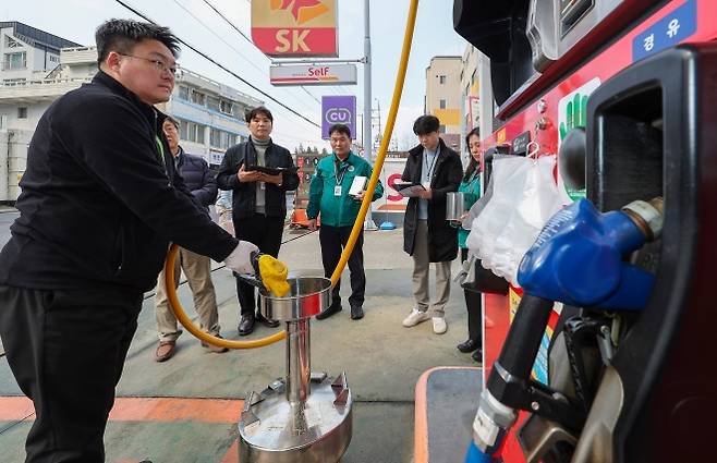 주유소 정량 및 품질 점검하는 한국석유관리원 직원들과 지자체 공무원 - 12일 대구 남구 한 주유소에서 대구시 에너지산업과와 남구청, 한국석유관리원, 한국주유소협회 대구시회 직원들이 휘발유, 경유 정량 및 품질 점검을 하고 있다. 뉴시스