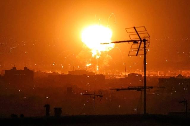 7일 이란 테헤란에서 공습으로 석유저장고가 폭발하면서 거대한 화염이 발생했다. AFP 연합뉴스