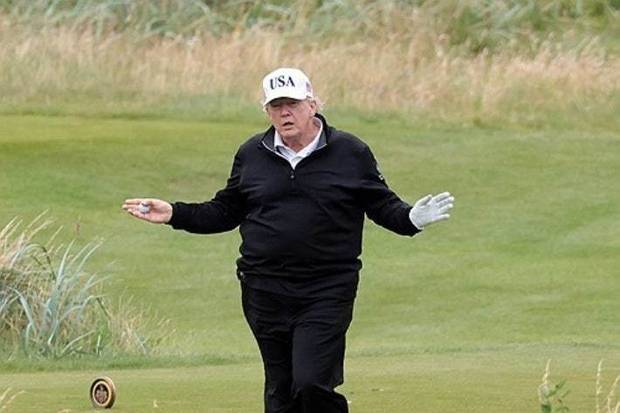 도널드 트럼프 미국 대통령이 지난해 스코틀랜드 방문 당시 골프를 치고 있다. 연합뉴스