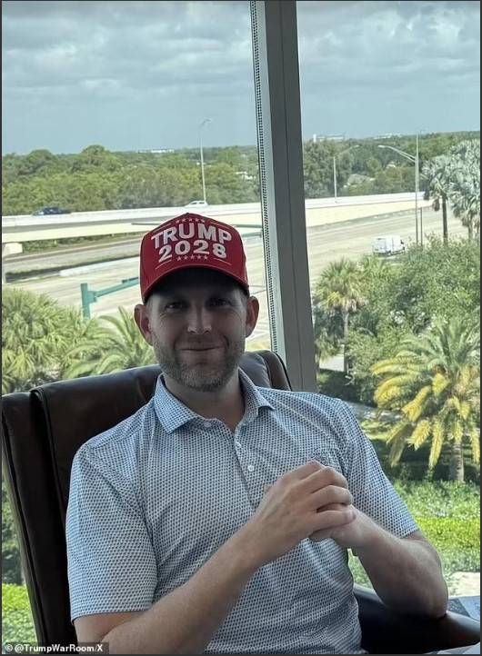 트럼프 대통령 측이 선거운동에 사용해 온 ‘트럼프워룸’ X 계정에 올라온 사진. 대통령 차남인 에릭 트럼프가 ‘트럼프 2028’ 모자를 착용하고 있다. 트럼프 스토어 상품 사진 및 트럼프워룸 X 계정 게시물 캡처