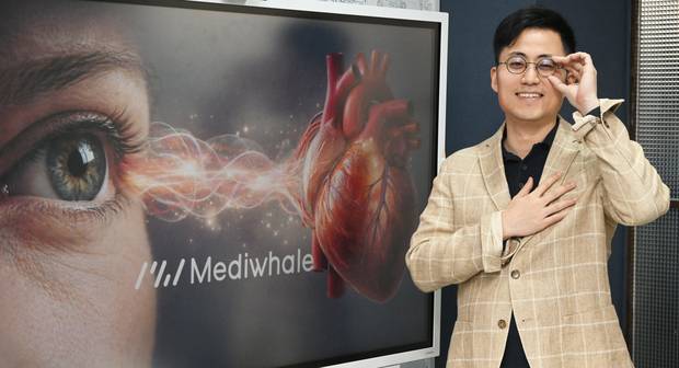 최태근 메디웨일 대표가 6일 서울 강남구 메디웨일 본사에서 서울경제신문과 인터뷰에 앞서 사진 촬영을 하고 있다. 오승현 기자