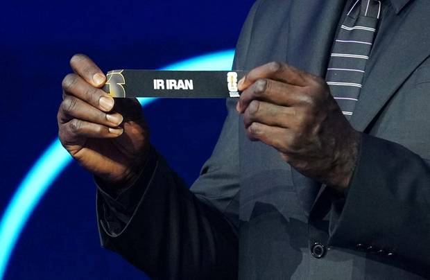 미국프로농구(NBA) 스타 샤킬 오닐이 2025년 12월 5일 미국 워싱턴 D.C의 존 F 케네디 센터에서 열린 2026 북중미 월드컵 조 추첨식에서 이란이 적힌 띠를 펼쳐 들고 있다. 로이터연합뉴스