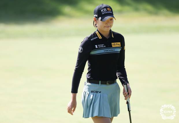 퍼팅을 마치고 이동하고 있는 방신실. 사진 제공=KLPGA