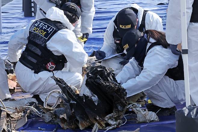 2월12일 무안국제공항에서 12·29 제주항공 여객기 참사 사고기 잔해에 대한 재조사가 이뤄지고 있다. ⓒ연합뉴스