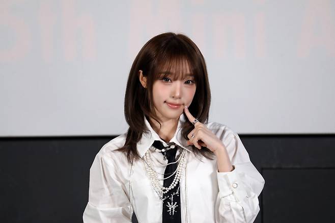 가수 최예나가 볼 콕 포즈를 취하고 있다