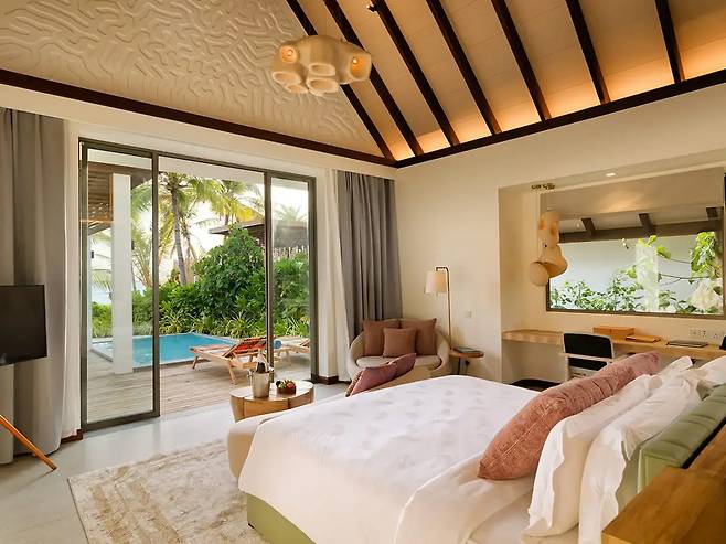 올해 2월 그랜드 오픈한 몰디브 신규 리조트 메야푸시의 비치 풀빌라 전경. 사진제공|팜투어