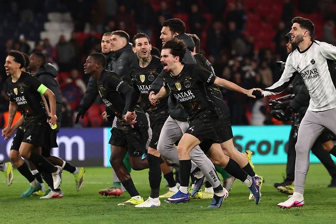 PSG 선수들이 12일 첼시를 꺾은 뒤 홈 팬 앞에서 승리 자축 세리머니를 하고 있다. AFP연합뉴스