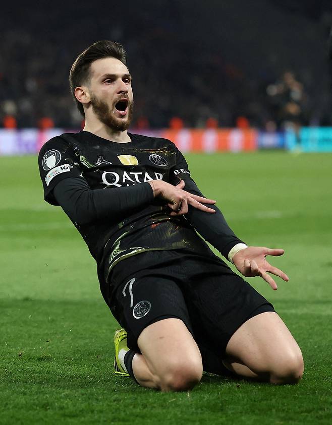 PSG 크바르츠헬리아가 12일 유럽챔피언스리그 첼시전에서 골을 넣은 뒤 세리머니하고 있다. 로이터연합뉴스