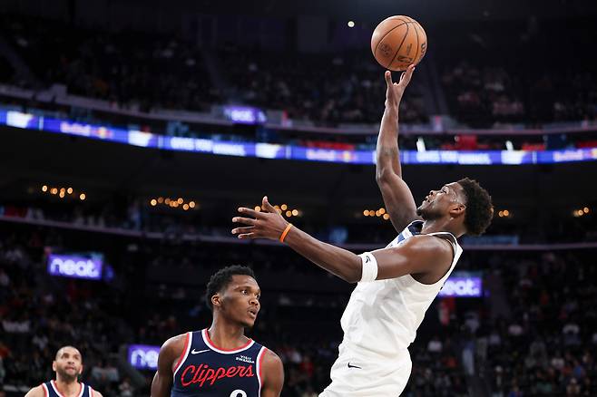 앤서니 에드워즈(오른쪽)가 12일 미국 캘리포니아주 잉글우드의 인튜이트돔에서 열린 LA 클리퍼스와 2025~2026 미국프로농구 정규리그 원정 경기에서 슛하고 있다.   잉글우드 | AP연합뉴스