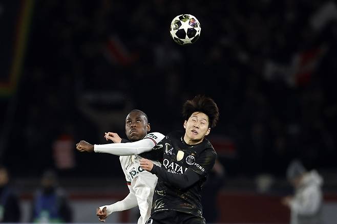 ▲ 파리 생제르맹의 이강인이 12일 오전 5시(한국시간) 프랑스 파리의 파르크 데 프랭스에서 열린 2025-2026시즌 유럽축구연맹(UEFA) 챔피언스리그(UCL) 16강 1차전에서 첼시를 상대로 선전했다. 지난 시즌 빅이어를 들어 올린 파리 생제르맹이 이번에도 유럽 정상 자리를 지킬 수 있을지 관심이 쏠린다. 이강인이 2차전에서 공격 포인트로 아쉬움을 털어낼지도 주요 관전 포인트다. ⓒ연합뉴스/EPA