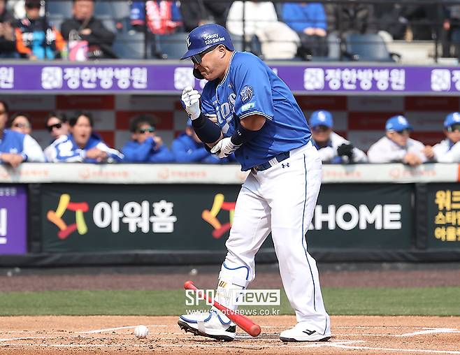 ▲ 삼성 라이온즈 최형우가 12일 대전에서 열린 한화 이글스와의 시범경기 첫 게임에서 첫 타석부터 공에 팔을 맞아 1회말을 앞두고 교체됐다. ⓒ곽혜미 기자