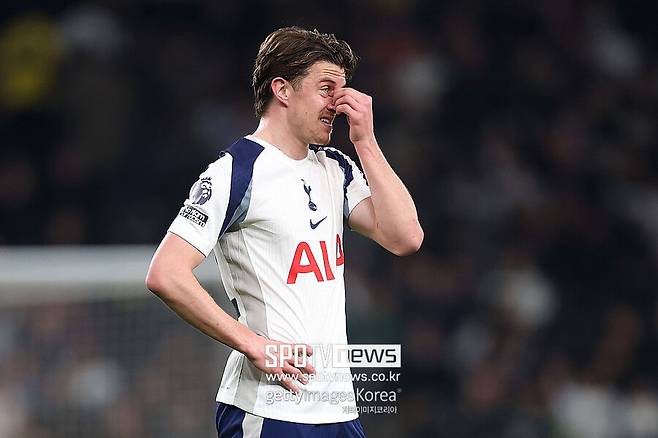 ▲ 갤러거의 현재 주급은 20만 파운드. 명실상부한 토트넘의 레전드였던 손흥민이 받았던 주급(19만 파운드)을 웃돈다. 이 소식을 접한 팬들은 "아무것도 보여준 게 없는 선수에게 손흥민보다 높은 연봉을 제공한다"라며 불만을 표출했다.