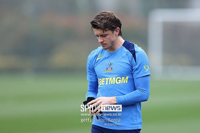 ▲ 갤러거의 현재 주급은 20만 파운드. 명실상부한 토트넘의 레전드였던 손흥민이 받았던 주급(19만 파운드)을 웃돈다. 이 소식을 접한 팬들은 "아무것도 보여준 게 없는 선수에게 손흥민보다 높은 연봉을 제공한다"라며 불만을 표출했다.