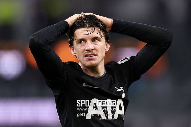 ▲ 갤러거의 현재 주급은 20만 파운드. 명실상부한 토트넘의 레전드였던 손흥민이 받았던 주급(19만 파운드)을 웃돈다. 이 소식을 접한 팬들은 "아무것도 보여준 게 없는 선수에게 손흥민보다 높은 연봉을 제공한다"라며 불만을 표출했다.