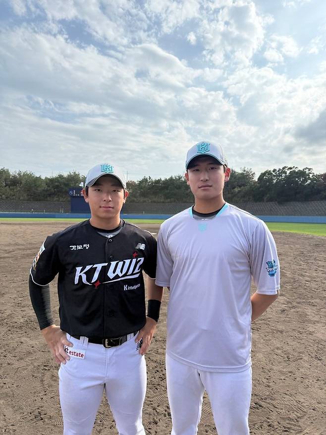 ▲ 올해 KT 스프링캠프의 히트상품으로 떠오른 이강민(왼쪽)과 박지훈 ⓒKT위즈