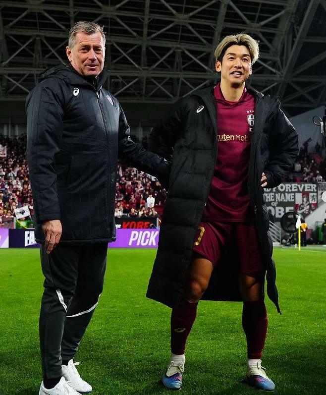 승리 후 기뻐하는 오사코 유야(오른쪽). /사진=비셀 고베 공식 SNS 갈무리