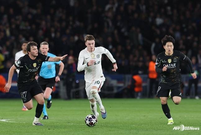 이강인(오른쪽)이 오전 5시(한국시간) 프랑스 파리의 파르크 데 프린스에서 열린 2025~2026시즌 유럽축구연맹(UEFA) 챔피언스리그(UCL) 16강 1차전에 출전해 달려가고 있다. /AFPBBNews=뉴스1