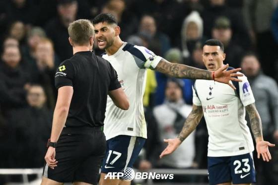 크리스티안 로메로(가운데)가 경고 누적 퇴장에 항의하고 있다. /AFPBBNews=뉴스1