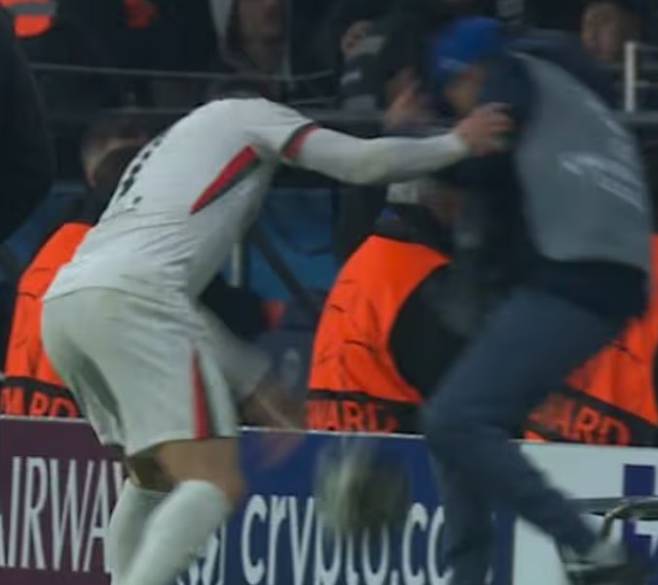 페드루 네투(왼쪽)가 볼보이를 미는 모습. /사진=데일리 스타 갈무리