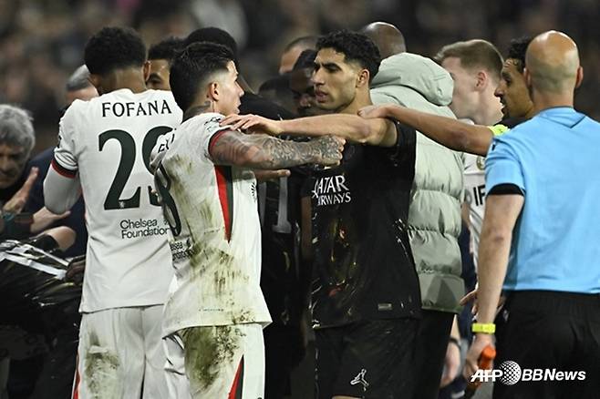 엔소 페르난데스(왼쪽)와 아슈라프 하키미가  12일(한국시간) 프랑스 파리의 파르크 데 프랭스에서 열린 PSG 대 첼시의 2025~2026 유럽축구연맹(UEFA) 챔피언스리그(UCL) 16강 1차전에서 경기 도중 신경전을 펼치고 있다. /AFPBBNews=뉴스1