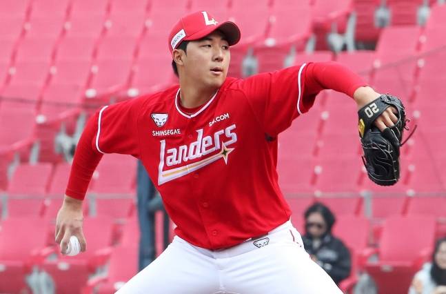 SSG 신인 투수 김민준이 KIA와 시범경기에 선발 등판해 역투를 펼치고 있다. /사진=SSG 랜더스 제공