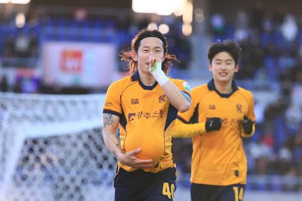 광주FC의 4연승 도전...전북현대와 결승 리턴매치, 홈 팬들 기대감 고조...사진은 광주FC 신창무 득점 세레모니 모습.(사진제공=광주FC)